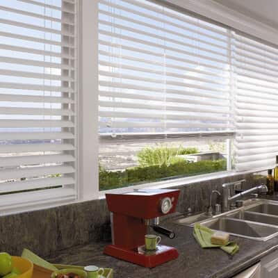 Orienta la luz solar con la persiana veneciana de aluminio de 50 mm.  Apuesta por una cortina fabricado a medida con lamas resistentes a la  flexión